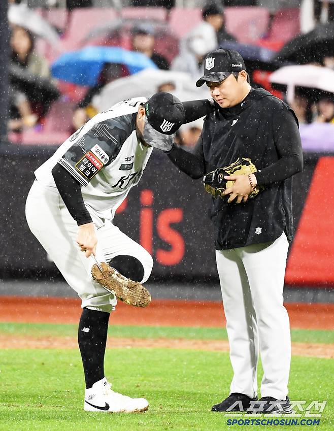 24일 수원KT위즈파크에서 열린 KBO리그 KT 위즈와 LG 트윈스의 경기. 6회초 2사 만루 KT 헤이수스가 스파이크에 묻은 흙을 제거하고 있다. 수원=박재만 기자 pjm@sportschosun.com/2025.06.24/