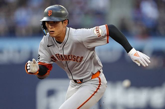 이정후가 지난 19일(한국시각) 토론토전에서 2회초 안타를 날리고 뛰쳐나가고 있다. Imagn Images연합뉴스