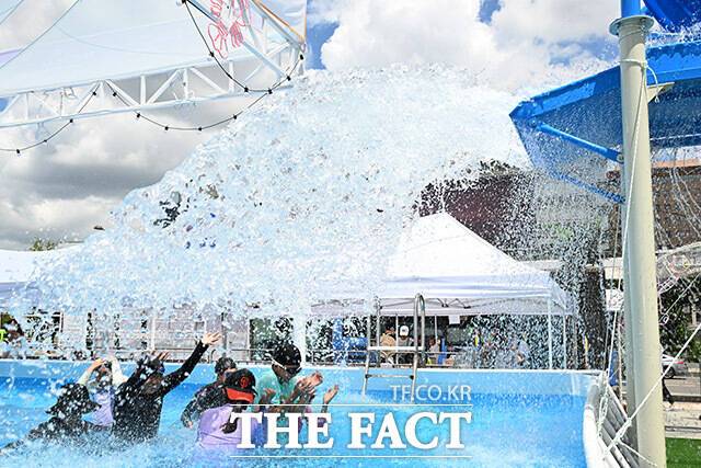 '2025 서울썸머비치' 물놀이터에서 물놀이 즐기는 어린이들.
