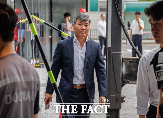 이종호 전 블랙펄인베스트 대표가 7시간30분의 조사를 마치고 귀가했다. 이종호 전 블랙펄인베스트 대표가 21일 오전 서울 종로구 KT광화문빌딩 웨스트에 마련된 김건희 여사 관련 의혹 수사 중인 민중기 특별검사팀 사무실로 출석하고 있다. /이새롬 기자