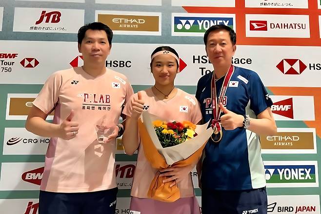 2025 재팬오픈 여자단식에서 우승한 안세영이 시상식 뒤 박주봉 감독, 로니 아우구스티누스 코치와 기쁨을 나누고 있다. 안세영 SNS 캡처