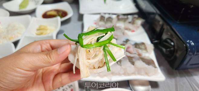 &nbsp; 장어 샤브샤브 .&nbsp;장어를 양파 위에 놓고 팽이버섯, 부추와 함께 먹으면 그 맛이 일품이다.&nbsp;