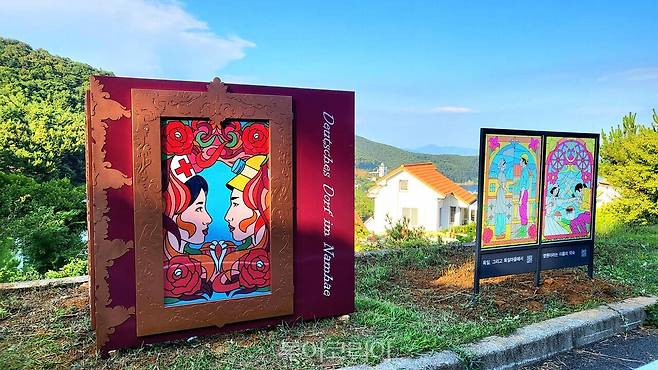 '독일마을 오브제' △파독근로자 동상 1쌍(간호사·광부) △파독근로자 소품(간호사 소형 조형물) △스테인드 글라스 △독일식 공공벤치 △기능성 북보드 등 5종이 시범 설치됐다. /사진-남해군