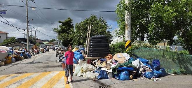 21일 광주 북구 용전동 용전마을 일대에서 정윤자(70)씨가 길가에 버린 살림살이를 가리키고 있다. 민찬기 기자
