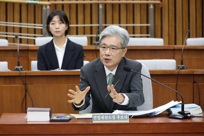 김상환 헌법재판소장 후보자가 21일 서울 여의도 국회에서 열린 인사청문회에서 의원 질의에 답하고 있다. 연합뉴스