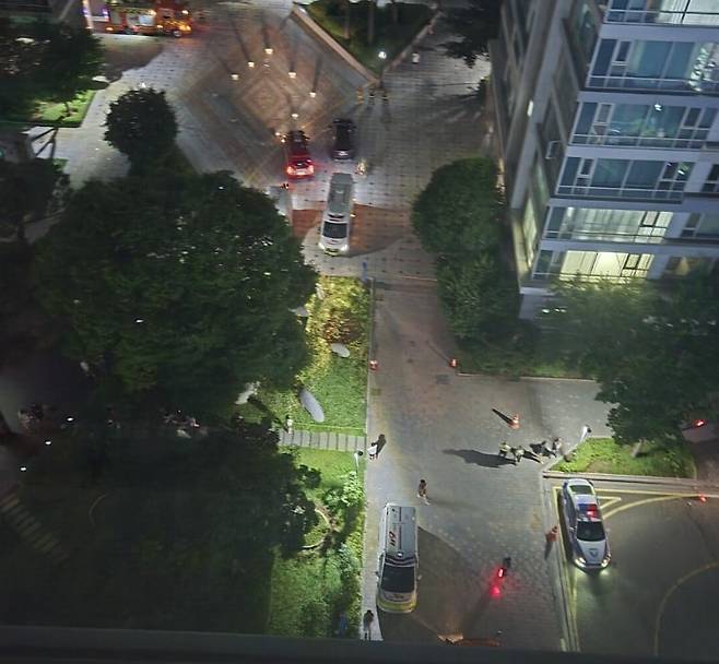 20일 인천 송도국제신도시에서 총기 사고 신고가 경찰에 접수된 가운데, 한 아파트 단지 앞에 구급차와 경찰차가 출동해 있는 사진이 온라인 커뮤니티에 올라왔다./ 에펨코리아