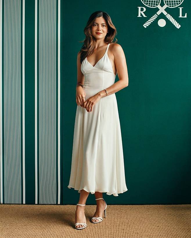 앤드류 가필드와 크림 화이트 커플 룩을 연출한 모니카 바바로. @ralphlauren