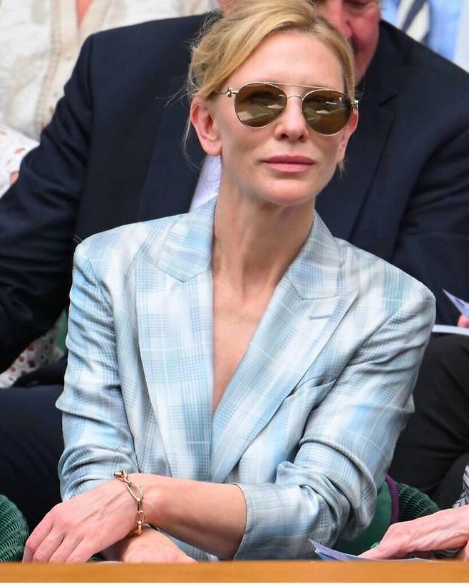 조르지오 아르마니의 페일 블루 글렌 체크 더블 브레스티드 수트를 입은 케이트 블란쳇. @wimbledon