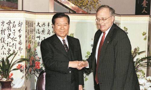 1998년 1월 김대중 대통령 당선인의 경기 일산 자택을 찾아 대통령 당선을 축하하는 에드윈 퓰너 헤리티지재단 창립자. /조선일보DB