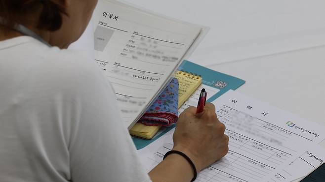 취업이 간절한 5070 - 지난9일 오전 경기 수원시 메쎄에서 열린 경기도 5070일자리 박람회에서 한 어르신이 이력서를 쓰고 있다. /박성원 기자