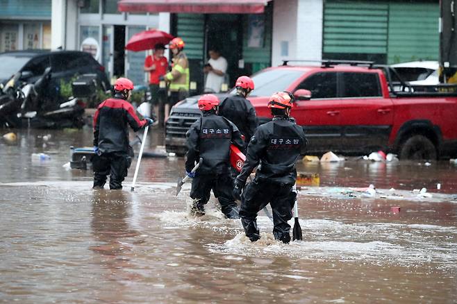 17일 오후 대구 북구 노곡동 마을이 집중호우에 침수돼 119구조대가 주민 구조와 수색을 위해 마을로 들어가고 있다. /뉴스1
