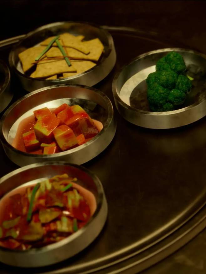 특히 한국 시청자들에게 뜨거운 반응을 일으킨, 설렁탕과 함께 테이블에 놓여진 반찬들.  @netflix