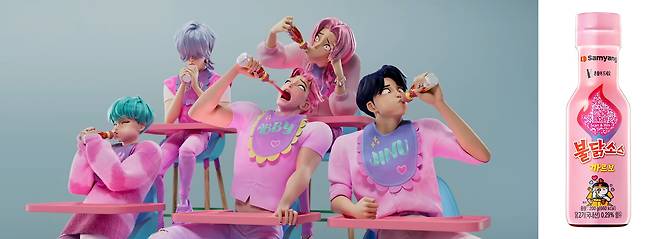 보이 그룹 ‘사자보이즈’의 ‘매운맛 챌린지(Spicy Challenge)’ 장면. 삼양 까르보 불닭소스 병을 연상시키는 핑크빛 의상을 입고, 각자의 캐릭터 개성대로 '매운맛 챌린지'에 참여하는 연출로 더 인기를 끌었다. @netflix