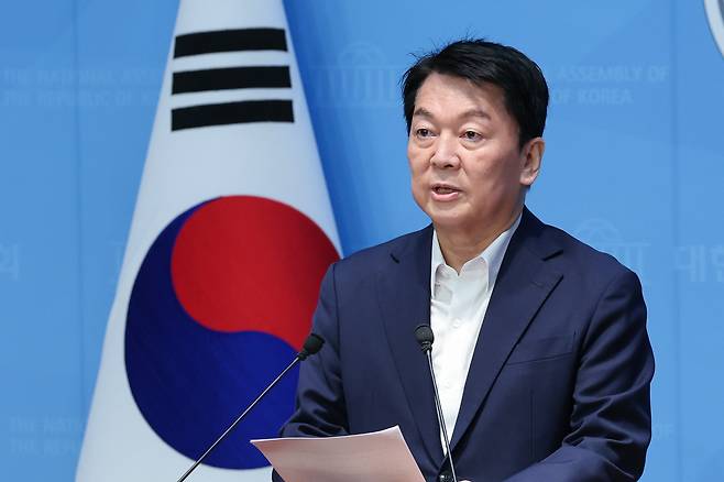 안철수 국민의힘 의원이 21일 오전 서울 여의도 국회 소통관에서 기자회견을 열고 김문수 후보를 향해 '친길(친전한길) 당대표가 되려고 하나'며 비판하고 있다. /뉴스1