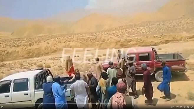 파키스탄에서 가족의 뜻에 반해 연애결혼했다는 이유로 젊은 부부를 살해하는 ‘명예살인’ 영상 장면. 가운데 남성이 왼쪽의 여성 희생자를 향해 총을 겨누고 있다./온라인 캡처