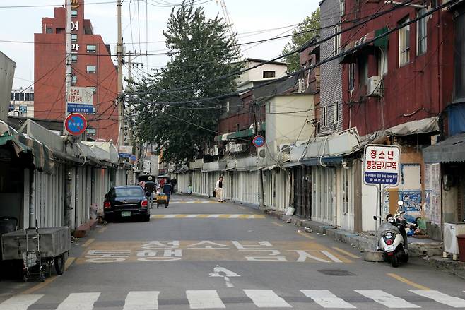 과거 '청량리 588'의 모습. 길을 사이에 두고 성매매 업소가 늘어서 있다. /조선DB