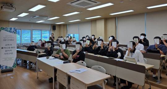 김성희(논산시 명예시민) 한양대학교 교수가 최근 충남 서산 부석고등학교에서 '교육과 AI 혁신을 통한 윤리적 가치 구현-진로와 공익적 가치 실현'을 주제로 열띤 강연을 펼쳤다. 김성희 교수 제공