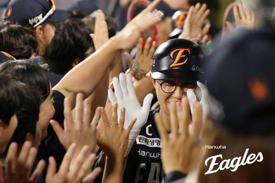 지난 20일 한화이글스 채은성이 KT전에서 9회초 만루홈런을 터뜨리고 팀원들과 기쁨을 나누고 있다. 한화이글스 제공