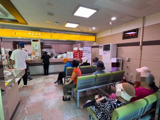 대전 동구 판암2동 행정복지센터 옆에 위치한 우체국에서 민생회복지원금 신청을 기다리고 있는 어르신들. 우혜인 기자