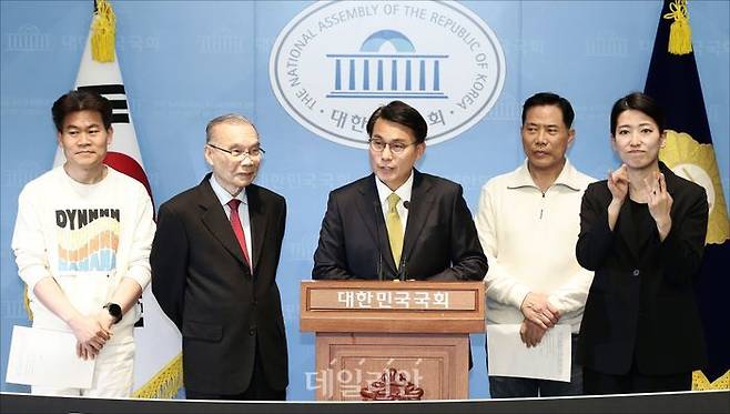 윤상현 국민의힘 의원이 지난 2월 26일 오후 서울 여의도 국회 소통관 기자회견장에서 헌법재판소에 윤석열 대통령의 탄핵 각하 결정을 촉구하는 기자회견을 '세이브코리아' 집회를 주도하고 있는 것으로 알려진 손현보 세계로교회 목사, 한국사 강사 전한길 씨와 함께 하고 있다. ⓒ데일리안 홍금표 기자