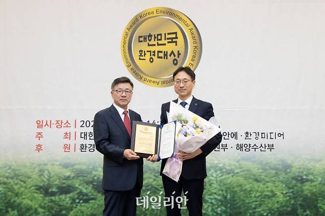 한국가스공사는 18일 서울 여의도 국회박물관에서 열린 '제20회 2025 대한민국환경대상' 시상식에서 ‘ESG 경영 부문 본상’을 수상했다.ⓒ가스공사