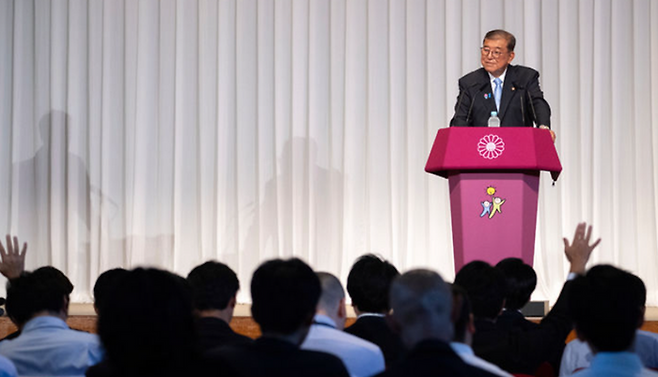 이시바 시게루 일본 총리가 21일 도쿄 자민당 본부에서 기자회견 하고 있다. ⓒAP/뉴시스