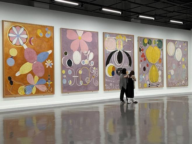 힐마 아프 클린트의 대표작 ‘10점의 대형 회화’ 연작이 부산현대미술관에 전시되고 있다. 1907년 인간의 생애를 네 단계로 나눠 상징적인 기호들을 통해 표현한 대형 추상 회화다. 부산현대미술관 제공