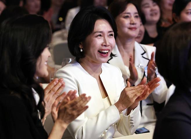 이재명 대통령의 부인 김혜경 여사가 1일 오후 서울 중구 신라호텔에서 열린 ‘제4회 여성기업주간 개막식’에 참석해 활짝 웃고 있다. 2025.7.1/뉴스1