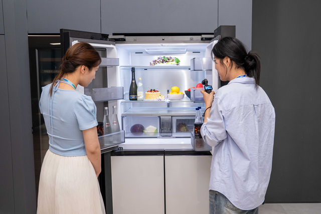 비스포크 영 앰버서더 정민주(왼쪽) 씨가 지난 11일 경기 수원 디지털시티에서 라이프스타일 랩에서 제품을 체험하고 있다. 삼성전자 뉴스룸