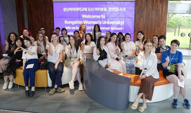 성신여대 ‘2025 Ultimate Styling with K-Beauty and Culture’  썸머스쿨에 참여한 국제학생 및 교원들이 기념사진을 촬영하고 있다.  [성신여대 제공]