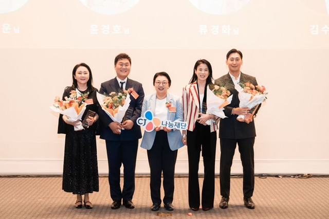 지난 18일 CJ인재원에서 열린 CJ나눔재단 설립 20주년 기념식에서 민희경(왼쪽 세번째) CJ사회공헌추진단장과 김나운(왼쪽 첫번째) 배우, 윤경호(왼쪽 두번째) 배우, 류경화(오른쪽 두번째) CJ도너스캠프 아카데미 마스터 멘토, 김수호(오른쪽 첫번째) 우수 일반기부자가 기념촬영을 하고 있다. CJ나눔재단 제공.