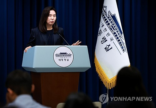 강유정 대통령실 대변인이 21일 서울 용산 대통령실 청사에서 현안 브리핑을 마친 뒤 취재진 질문에 답하고 있다. [연합뉴스]