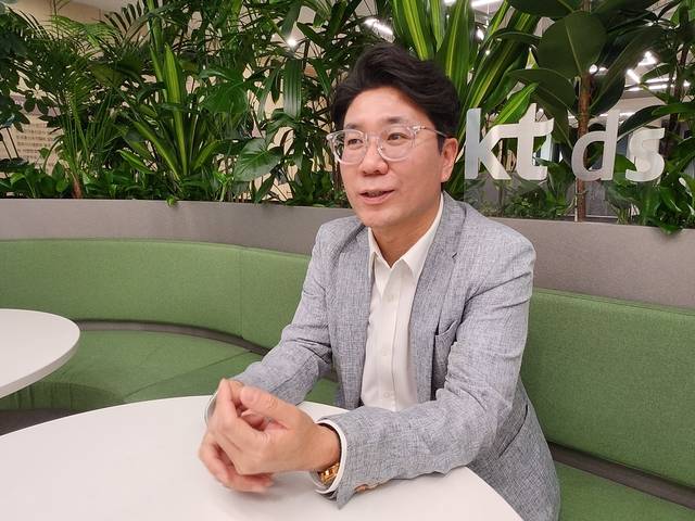 이승재 KT DS 마이스터가 디지털타임스 인터뷰에서 ‘비스트 AI게이트웨이’ 솔루션에 대해 소개하고 있다. KT DS 제공