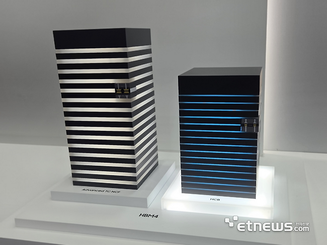 삼성전자 HBM4 모형. 오른쪽 제품이 하이브리드 본딩(HCB) 기술 기반 HBM 모형으로 더 얇은 두께를 구현할 수 있다. (사진=박진형 기자)