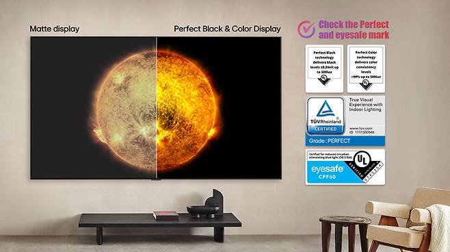 2025년형 LG 올레드 TV(오른쪽)는 OLED의 원조다운 차원이 다른 '퍼펙트 블랙'과 '퍼펙트 컬러'를 구현한다.