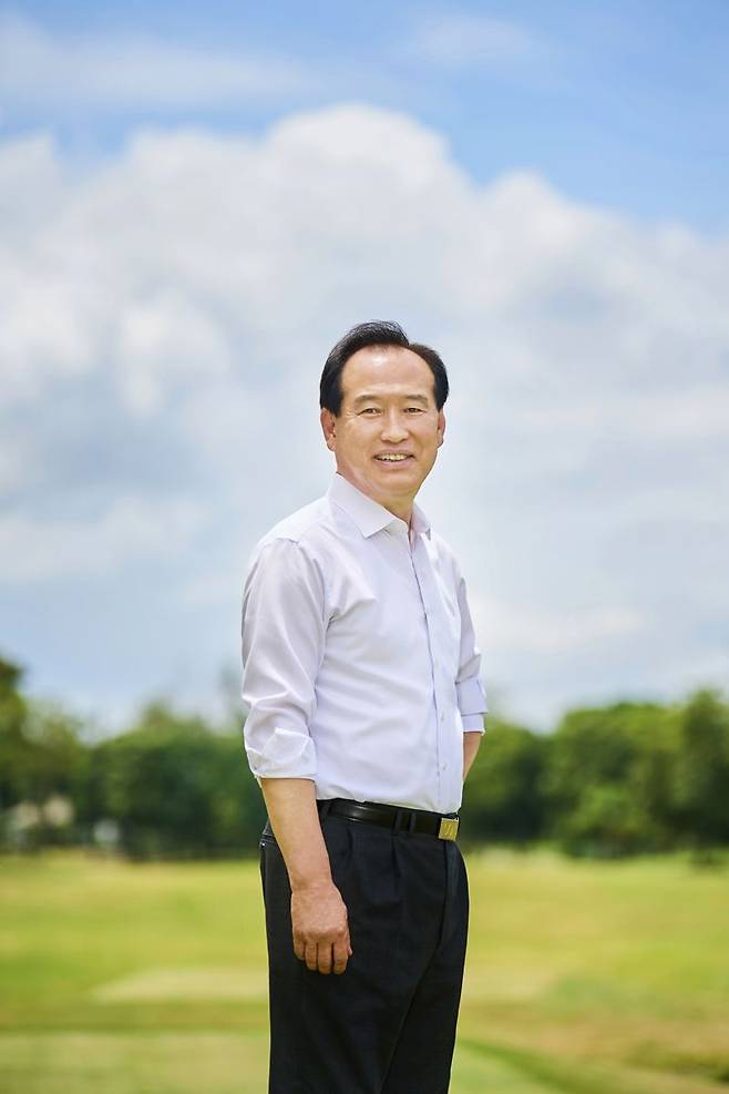 필리핀 '뉴클락72 골프&리조트' 공동운영을 위한 개장 준비에 들어간 정일수 (주)훼미리 회장. (주)훼미리 제공