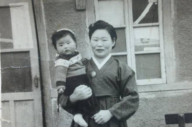 1964년 5월 20일 실종된 김옥경씨(왼쪽)와 어머니 정성순씨 사진. 김씨는 이목구비가 뚜렷하고 왼쪽 손목 안쪽에 쌀알만 한 몽고반점이 있다는 외형적 특징을 갖고 있다. 아동관리보장원 제공