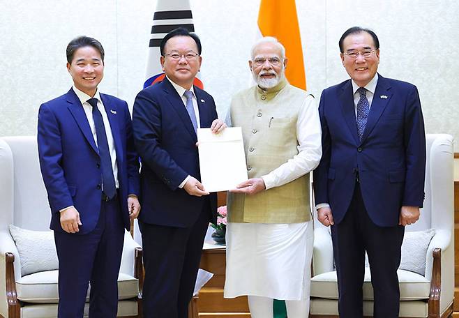 김부겸 전 국무총리를 단장으로 하는 대통령 인도 특사단이 17일 인도 뉴델리에서 나렌드라 모디 인도 총리와 만나 기념촬영을 하고 있다.(사진=외교부 제공)