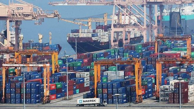 6월1일 경기도 평택항에 컨테이너가 쌓여 있는 모습. 연합뉴스