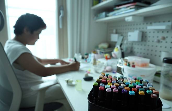 현아가 그림을 그리고 있다. 윤운식 선임기자 yws@hani.co.kr