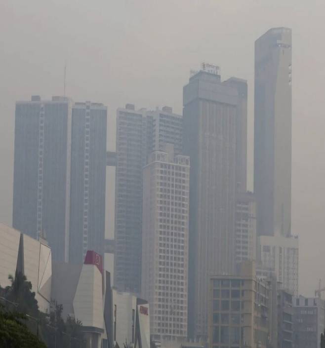한국 정부와 캄보디아 정부가 국제 탄소감축 사업에 대한 협력을 이어간다. 사진은 캄보디아 수도 프놈펜에 하늘에 뿌연 미세먼지가 가득한 모습. AFP