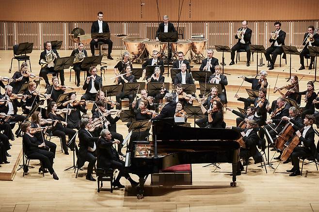 2023년 롯데콘서트홀에서 로열 콘세르트헤바우 오케스트라와 협연하는 피아니스트 예핌 브론프만. 롯데콘서트홀 제공