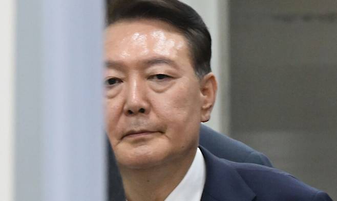 윤석열 전 대통령이 9일 서울 서초구 서울중앙지법에서 영장실질심사를 마치고 나오고 있다. 공동취재사진