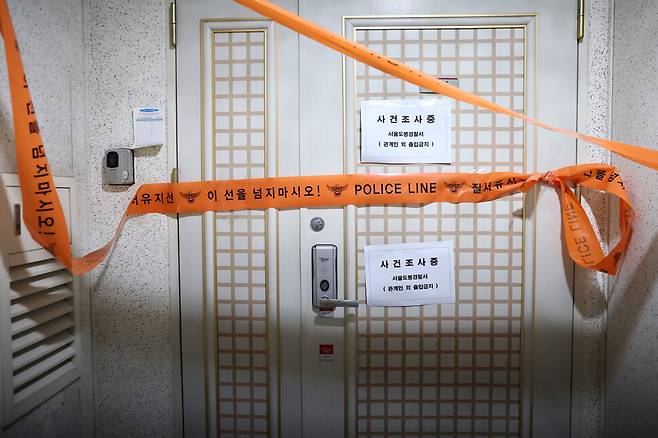 21일 인천에서 사제 총기를 발사해 가족을 숨지게 한 피의자의 주거지에 폴리스 라인이 설치돼 있다. 서울경찰청은 경찰특공대가 피의자의 서울 도봉구 쌍문동 주거지에서 신나와 타이머 등 사제 폭발물을 발견해 제거했다고 밝혔다. 연합뉴스