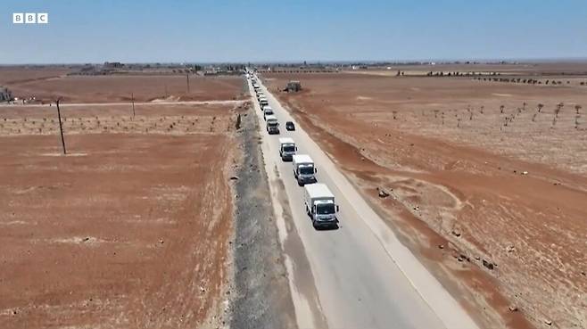 20일(현지시각) 구급물품을 실은 적신월사 차량 수십대가 수와이다시 외곽 검문소를 지나 시내로 향하는 모습. 비비시