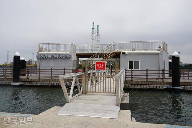 경북 포항시가 100억 원을 들여 남구 송도동에 만든 형산강 마리나 계류장의 철문이 8일 굳게 잠겨 있다. 이 시설은 2023년 말 준공했지만 2년 가까이 개장하지 않고 있다. 포항=김정혜 기자