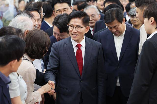 김문수 전 고용노동부 장관이 20일 서울 여의도 국민의힘 당사에서 기자회견을 열고 당대표 출마 선언을 하기 위해 이동하고 있다. 뉴시스