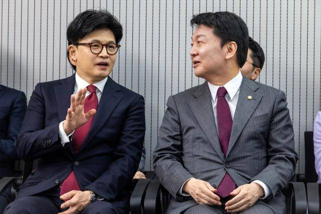 제21대 대통령후보자 국민의힘 3차 경선 진출자를 발표하는 4월 29일 서울 여의도 국민의힘 중앙당사에서 한동훈, 안철수 후보가 대화하고 있다. 고영권 기자