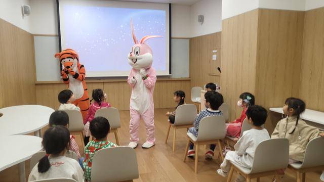 부산시청 1층 로비의 어린이 복합문화시설 들락날락 내 프로그램실에서 가장 높은 인기를 자랑하는 '영어랑 놀자'가 진행되고 있다. 부산시 제공