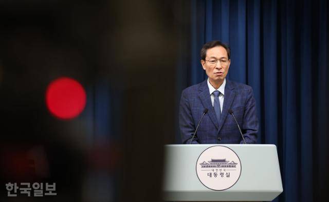 우상호 대통령실 정무수석이 20일 서울 용산구 대통령실 청사에서 이재명 대통령의 이진숙 교육부장관 후보자 지명 철회 입장을 밝히고 있다. 왕태석 선임기자